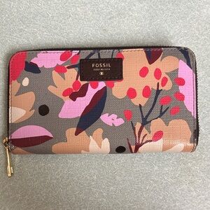 Fossil Issue #1954 Women's Wallet with Floral Design in Excellent Condition